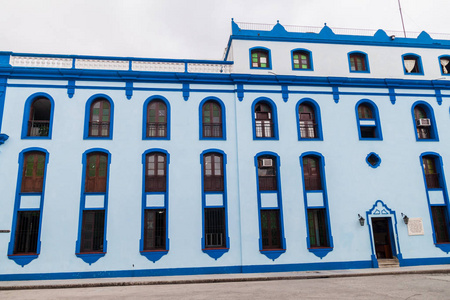 位于古巴 Bayamo 中心的蓝色旧建筑