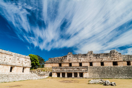 尼姑的四合院 Cuadrangulo de Monjas 大厦建筑群在古玛雅城市乌斯马尔的废墟, 墨西哥