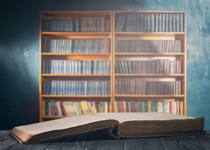 上写了一本厚厚的书许多五颜六色的厚厚的打开的书立在黑暗的背旧上