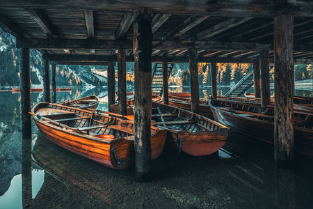 小船在 Braies 湖 Pragser Wildsee 在 Sudtirol，意大利多洛米蒂山