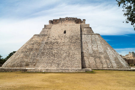 魔术师的金字塔 Piramide del adivino 在古玛雅城市乌斯马尔的废墟, 墨西哥
