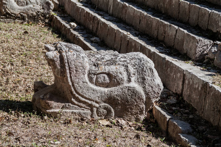 雕塑在雕刻的小组寺庙 Templo de 洛杉矶 Retablos 在古玛雅城市鸡察, 墨西哥