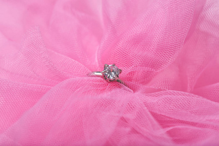 美丽的订婚戒指粉红色薄纱, 特写