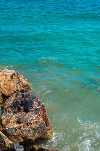 深蓝色暴风雨海水表面带有白色泡沫和波浪图案。爱琴海