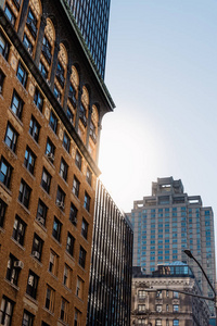 纽约市现代旧建筑的低角度观图片