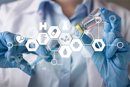人类的双手注射器注射和医学照片