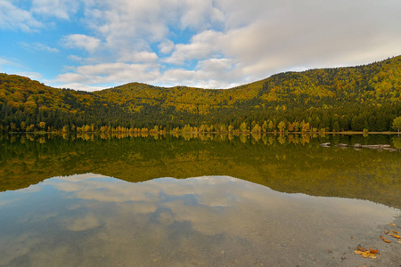 秋天风景。罗马尼亚的圣安娜湖, 欧洲唯一的湖泊, 形成于一个死的口