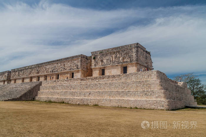 乌斯马尔 墨西哥 16年2月28日 游客参观gobernador 州长宫殿 的废墟在古玛雅城市乌斯马尔的废墟 墨照片 正版商用图片0up66u 摄图新视界