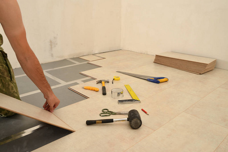 木匠工人安装木实木复合地板板在地板 w照片
