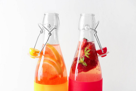 白色背景玻璃瓶中的草莓天然柠檬水