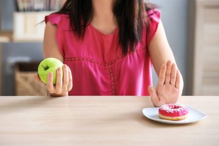 不健康的生活理念女人拒绝在室内吃不健康的食物.饮食理念照片