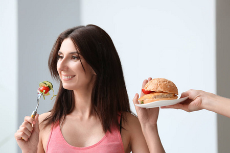 女人拒绝在室内吃不健康的食物。饮食理念