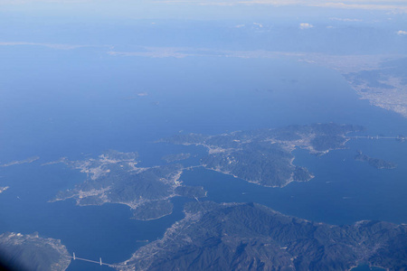 平面窗口俯视陆地的鸟瞰图