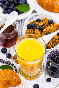 橙汁。欧式早餐带牛角面包, 咖啡, 谷物和水果。选择性聚焦