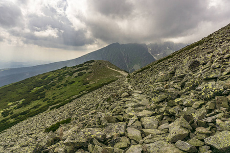 Ostrva 附近的斯洛伐克高 Tatra 山脉的岩石小径