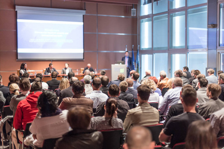 在商务会议的圆桌讨论照片