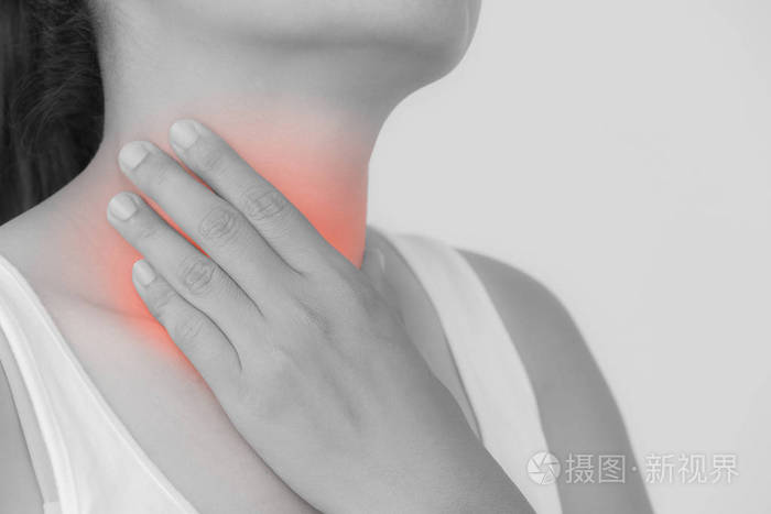 特写美丽的年轻女子手摸她生病的脖子.医疗保健理念