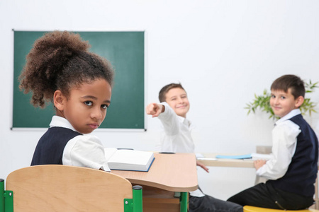 儿童欺负非裔美国女孩在课堂上