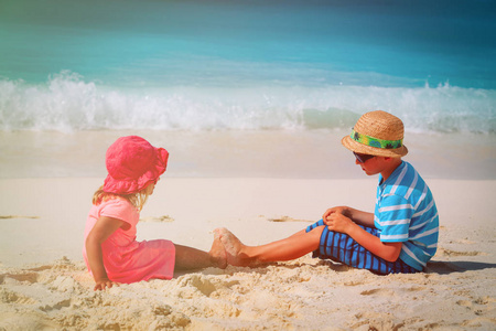 小男孩和女孩在海滩上玩耍