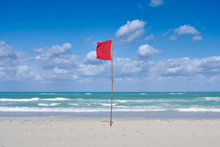 海滩上的红旗禁止沐浴和进入水中