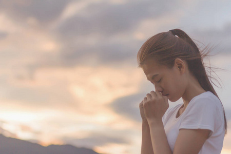 乞求宽恕, 相信善良.基督徒生活危机祷告对上帝照片