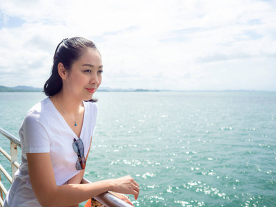 渡轮上的亚洲旅游妇女正在前往海上旅行