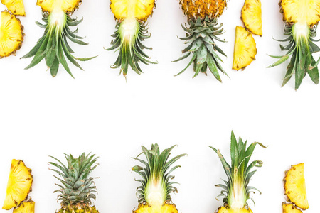 在白色背景下的多汁菠萝水果框架。平躺, 顶部视图。食品概念