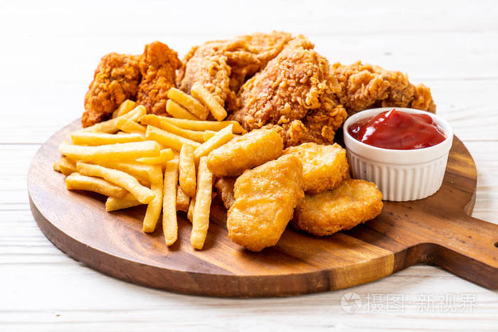 炸鸡配薯条和掘金餐-垃圾食品和不健康食品照片-正版商用图片0upapp-