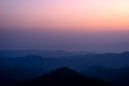 清晨天空下的高山景观浓雾图片