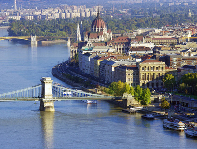 布达佩斯城市议会大厦和链子桥梁看法。匈牙利