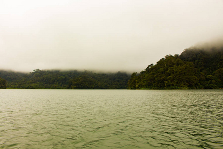 两个相同的山湖, 在山上的内格罗斯岛之上。雾