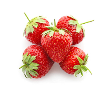 白色背景的甜成熟草莓