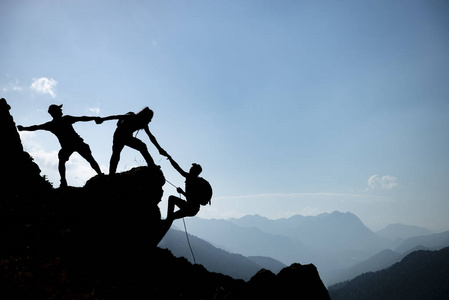 攀爬帮助团队工作，成功的概念