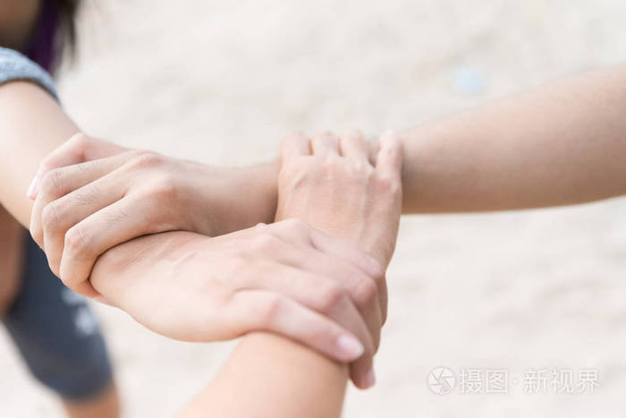 三人携手共进白沙滩背景.友谊日, 合作的商业和教育团队合作理念