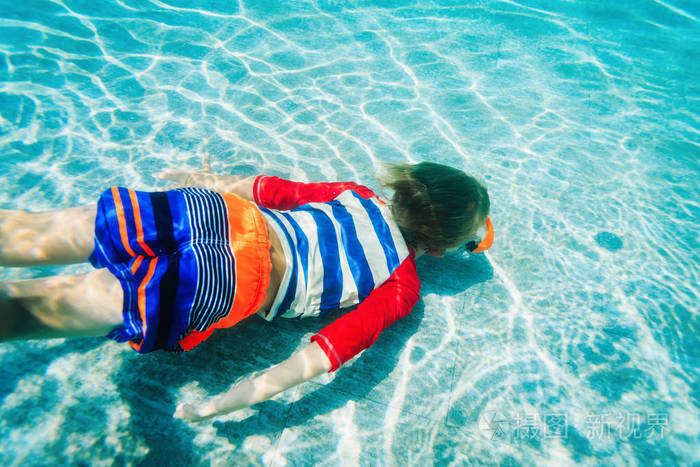 小男孩学游泳水下