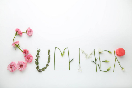 用花和绿叶在白色背景上题词夏天