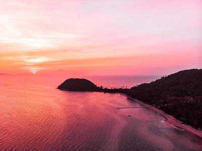 美丽的热带海滩和海岛海的鸟瞰在日落时间为旅行和假期