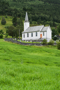 其他 kyrkje, 公社光泽, 挪威。白色木制教堂, 草地上的绿草