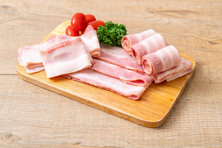 片肉木板生猪肉培根片照片