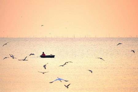 渔夫们在民风的清晨在金色的海面上