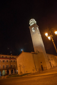 夜场面在 Lazise 口岸, 爱尔兰湖与圣尼科尔钟楼教堂