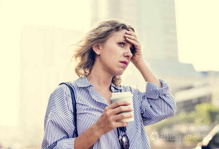 紧张的女人上班迟到了。