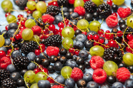 各种新鲜的夏季浆果。顶部视图。浆果混合水果色食品 dessertberries。抗氧化剂, 排毒饮食, 有机水果