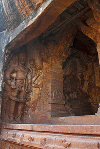 洞 3 阳台的看法, 从外面。Badami 洞穴, 卡纳塔, 印度。从左至右 Harihara 的数字, 以及毗湿奴坐在 ho
