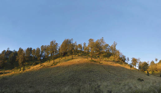 桑贾坎金塔在塞默鲁山的全景。 马朗