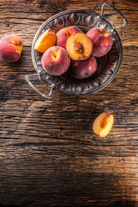 熟桃子在乡间碗和木桌上