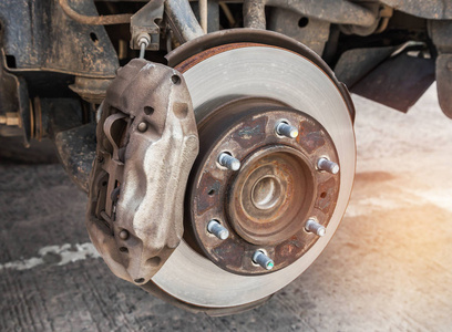 生锈的车轮枢纽汽车制动鼓和暂停期间改变车轮轮胎