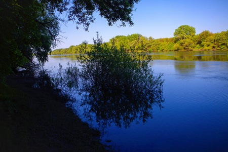 蓝湖水景图片