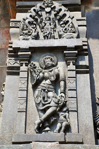 雕塑的一个 Sundari, 美丽的女士, 与她的孩子出去。Chennakesava 寺, Belur, 卡纳卡, 印度