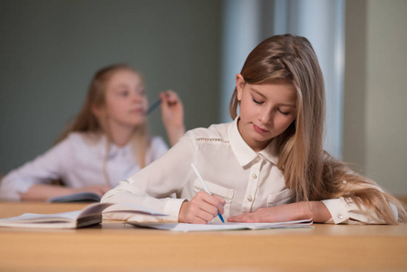 学生女孩坐在办公桌前